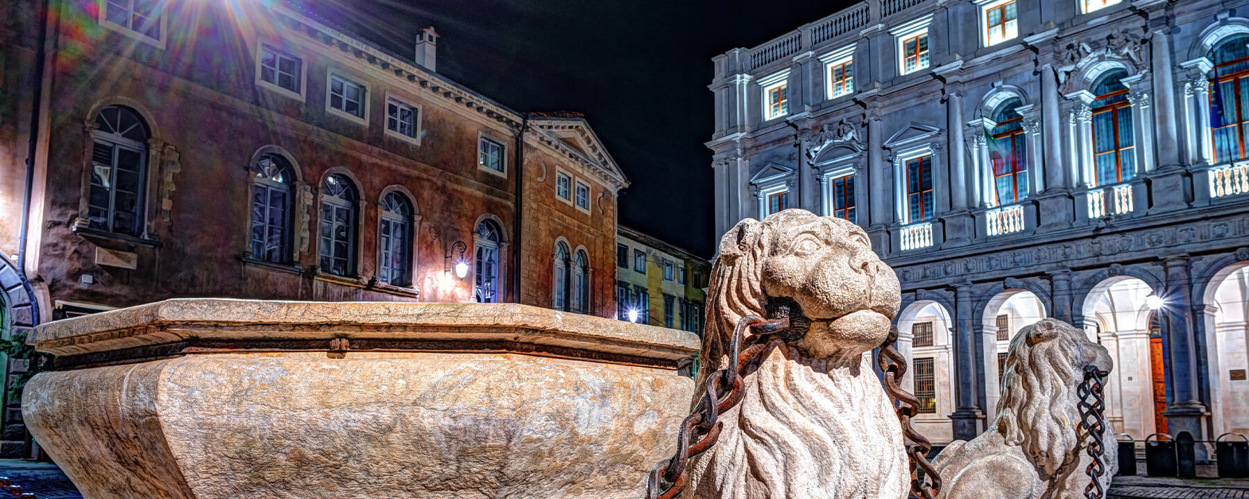 Die Piazza Vecchia ist das historische Herz der Città Alta und umgeben von Renaissance-Gebäuden wie dem Palazzo della Ragione und dem Torre del Campanone