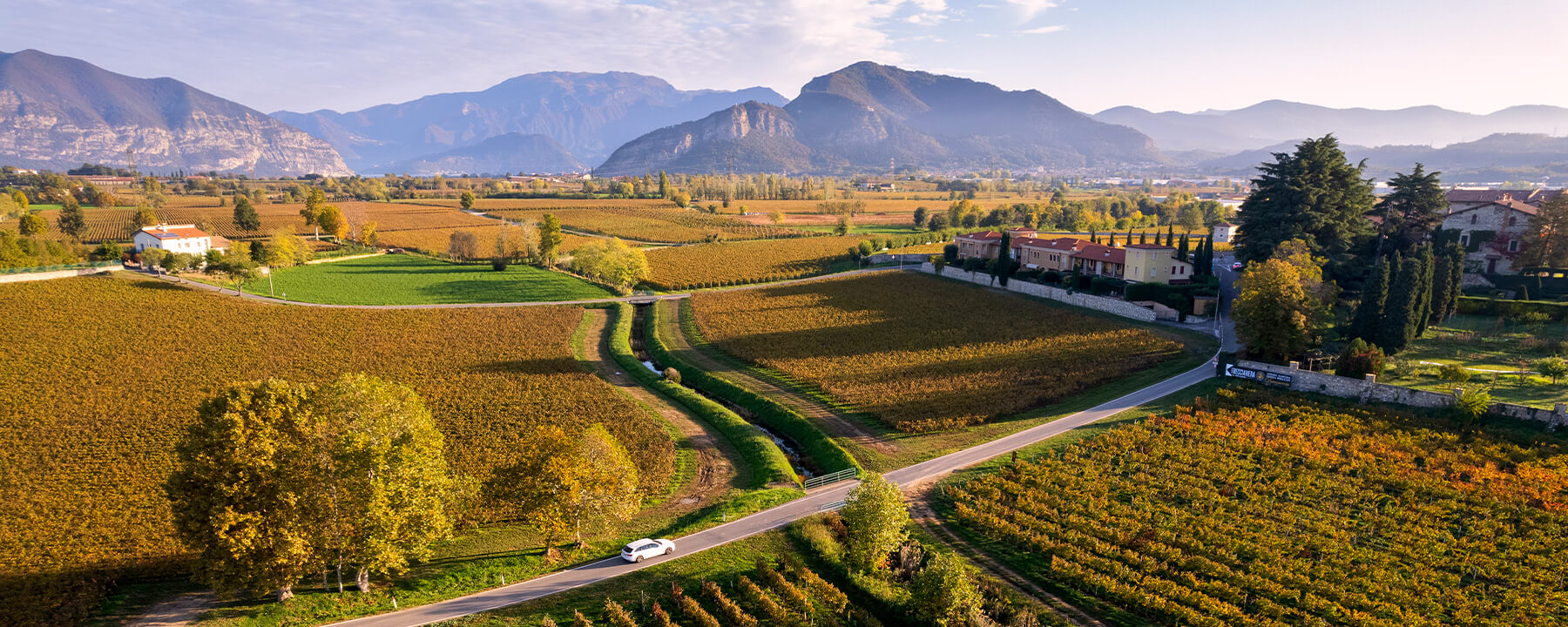 Franciacorta ist eine sanft hügelige Weinregion, die durch ihre grünen Weinberge, charmanten Dörfer und eine idyllische Landschaft besticht