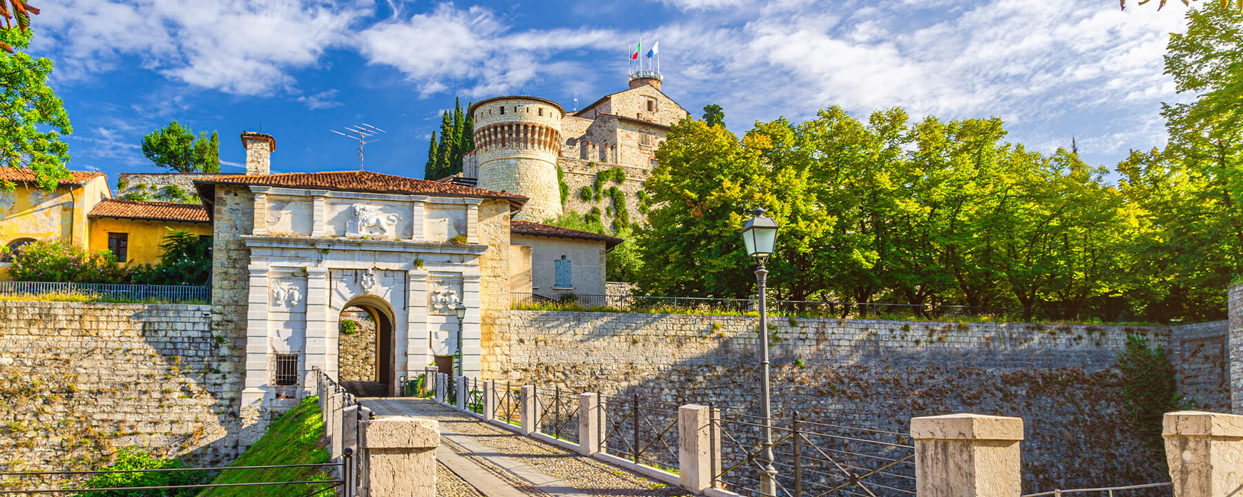 Das Castello di Brescia ist eine imposante Festung und bietet einen beeindruckenden Blick über die Stadt und beherbergt Museen, die die Geschichte der Region von der Antike bis zur Neuzeit dokumentieren