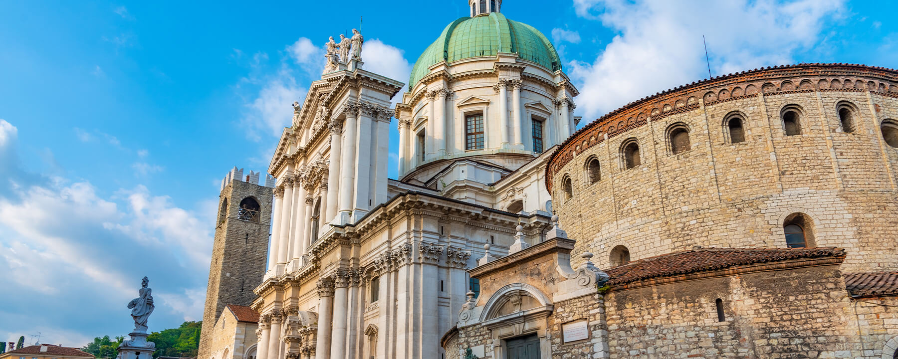 Die Piazzas in Brescia, darunter die lebendige Piazza Paolo VI, sind kulturelle und soziale Zentren der Stadt und von beeindruckender Architektur umgeben 