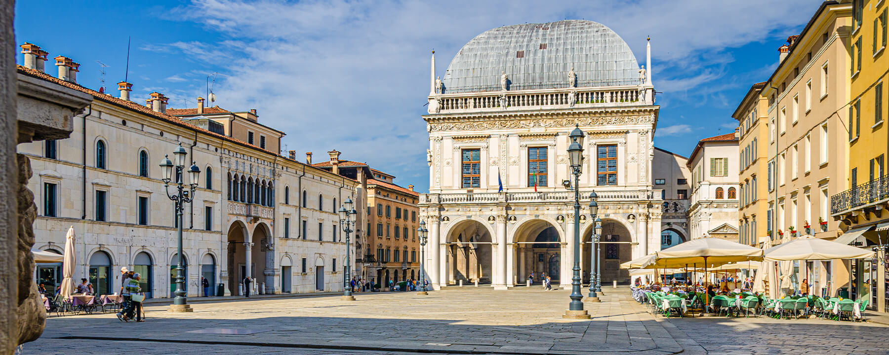 Brescia ist eine Stadt mit einer reichen Geschichte und bekannt für ihre gut erhaltenen römischen Ruinen, mittelalterlichen Gebäude und ihre Bedeutung während der lombardischen Herrschaft