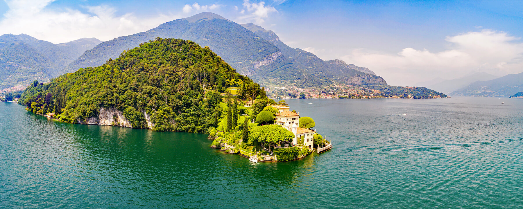 Die Villa del Balbianello liegt idyllisch auf einer Halbinsel am Comer See und besticht durch ihre prächtigen Gärten und beeindruckenden Ausblicke