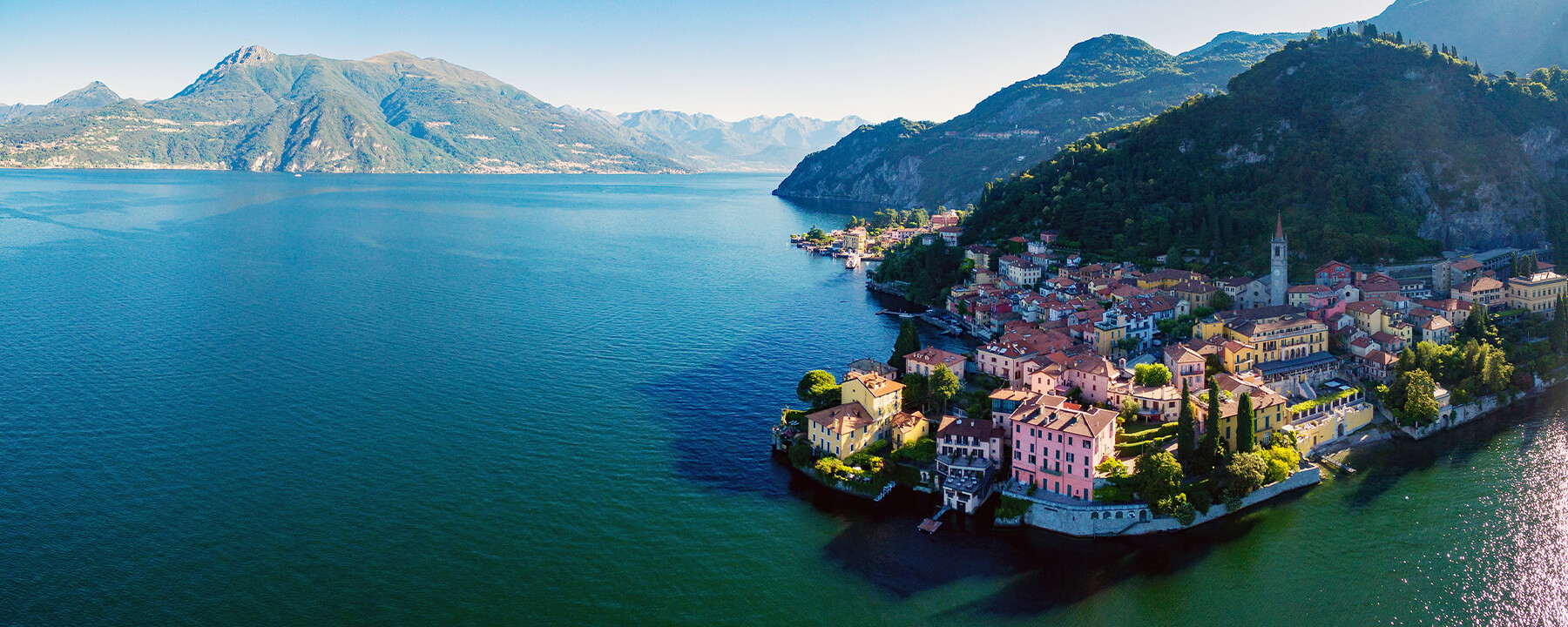 Der Comer See ist der drittgrößte See Italiens und beeindruckt mit azurblauem Wasser, charmanten Dörfern und historischen Villen entlang der Ufer