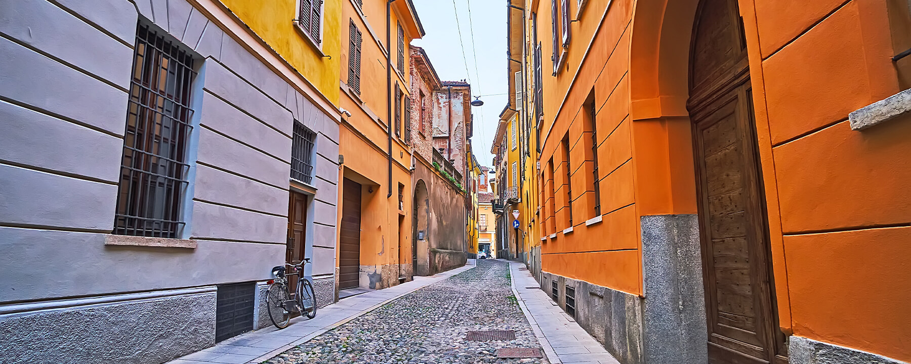 Die Altstadt von Cremona beeindruckt mit ihrer mittelalterlichen Architektur, engen Gassen und historischen Plätzen und bietet einen Einblick in das kulturelle Erbe und die reiche Geschichte der Stadt