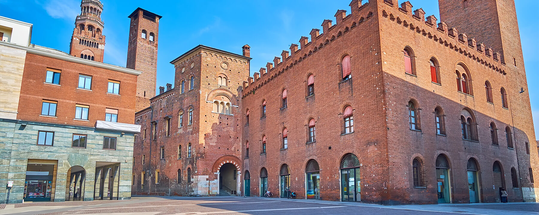 Die Backsteinpalazzi in Cremona, wie der Palazzo Comunale und der Palazzo Raimondi, spiegeln die beeindruckende Renaissance-Architektur der Stadt wider und zeichnen sich durch ihre prächtigen Fassaden und historischen Details aus