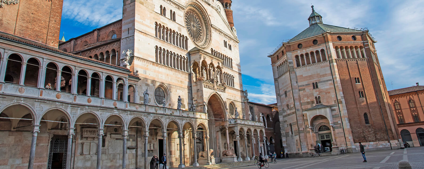 Cremona ist eine Stadt in der Lombardei, die für ihre reiche Geschichte im Geigenbau berühmt ist und sich durch eine lebendige Kulturszene sowie beeindruckende historische Architektur auszeichnet​