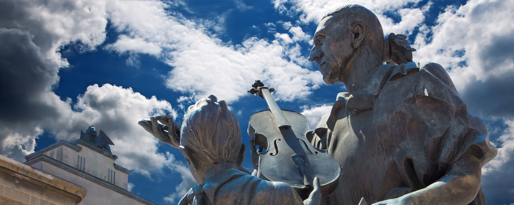 Antonio Stradivari ist einer der berühmtesten Geigenbauer der Weltgeschichte und hat mit seinen meisterhaft gefertigten Instrumenten den Ruf der Stadt als Zentrum des Geigenbaus maßgeblich geprägt