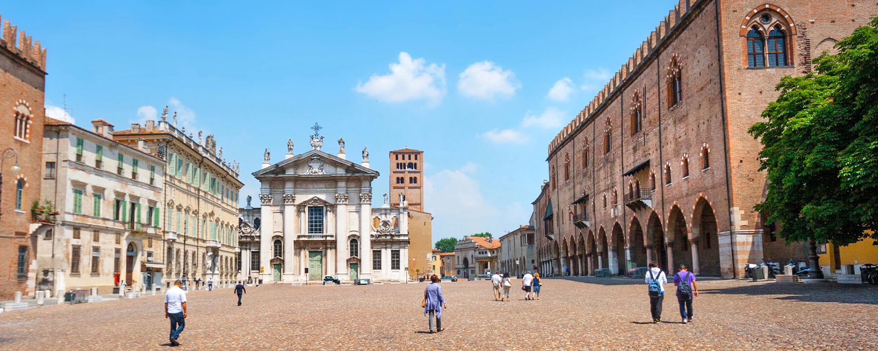 Der Piazza delle Erbe ist ein zentraler Platz in Mantua, umgeben von historischen Gebäuden wie dem Palazzo della Ragione und der Rotonda di San Lorenzo