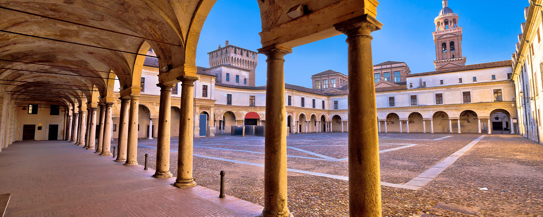 Der Palazzo Ducale ist ein weitläufiger Renaissance-Palastkomplex, der einst als Residenz der mächtigen Gonzaga-Familie diente und mit seinen prächtigen Innenhöfen, Sälen und Fresken ein bedeutendes kulturelles und historisches Zentrum darstellt