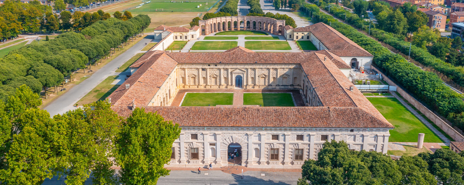 Der Palazzo Te ist ein beeindruckendes Renaissance-Lustschloss, das im 16. Jahrhundert von Giulio Romano für die Gonzaga-Familie erbaut wurde und für seine illusionistischen Fresken und die kunstvolle Architektur bekannt ist