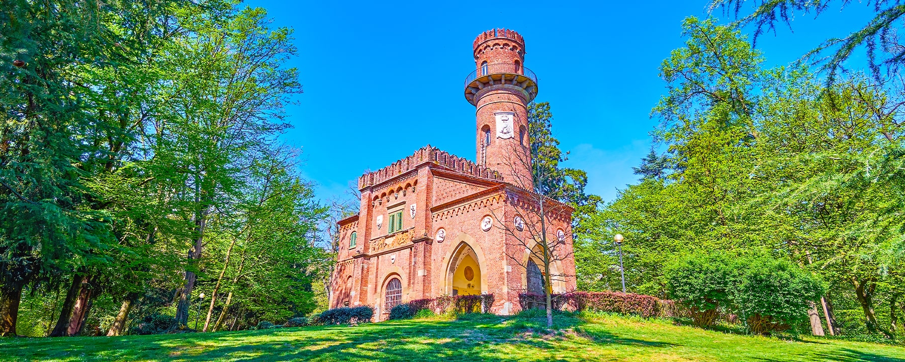 Der Parco di Monza ist einer der größten ummauerten Parks Europas und bietet auf 688 Hektar eine idyllische Mischung aus Wiesen, Wäldern und historischen Bauwerken