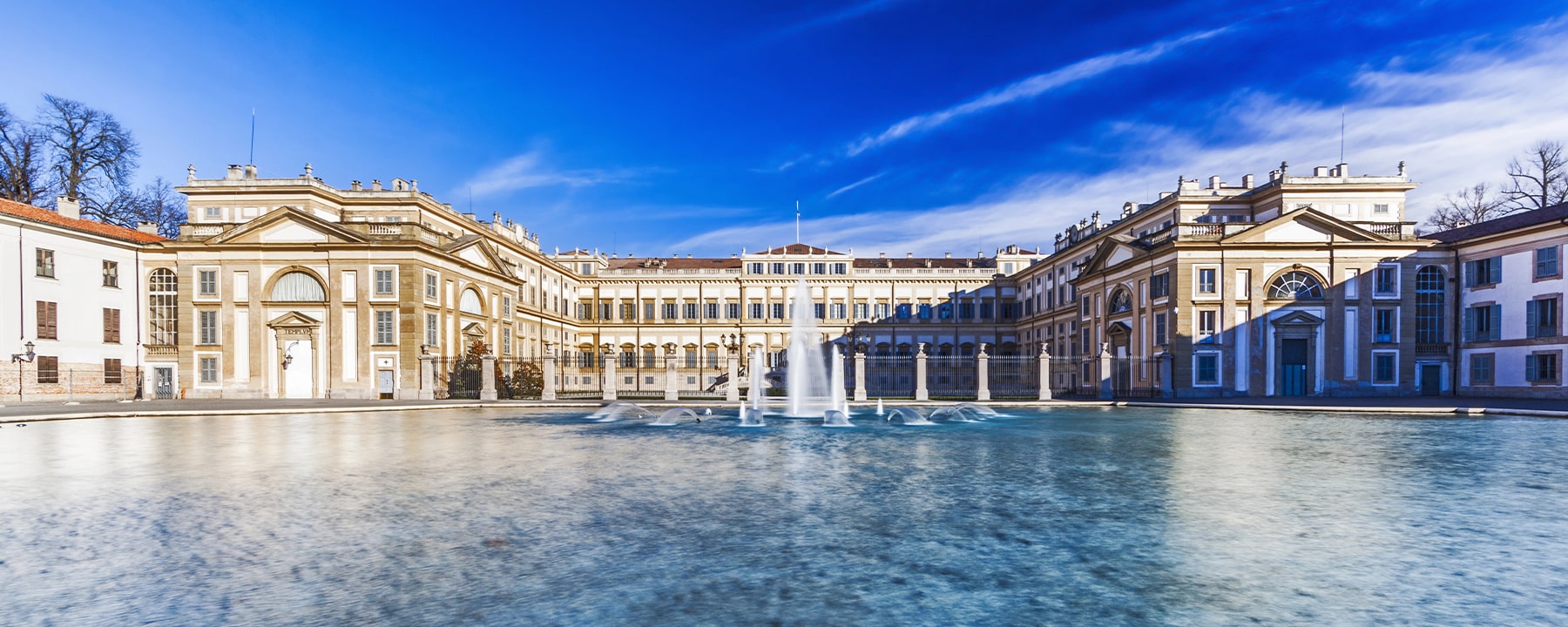 Monza ist eine historische Stadt in der Lombardei, die für ihre beeindruckende Architektur, der Rennstrecke und ihren weitläufigen königlichen Park mit der prächtigen Villa Reale bekannt ist