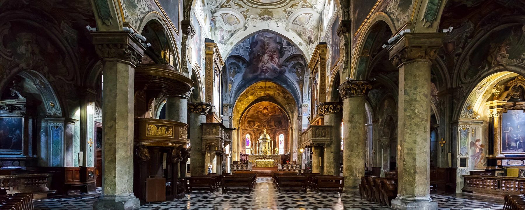 Der Dom von Monza, auch bekannt als Basilika San Giovanni Battista, ist ein bedeutendes gotisches Bauwerk, das für seine kostbaren Schätze wie die Krone der Langobarden und die kunstvoll gestaltete Kapelle der Königin Teodolinda berühmt ist