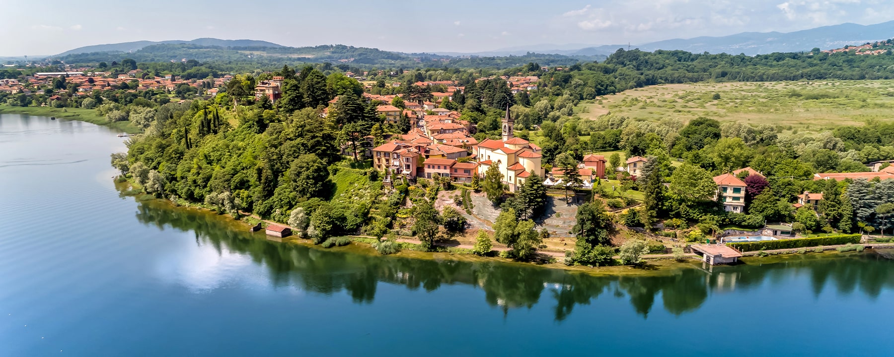 Varese liegt malerisch am Ufer des Lago di Varese, umgeben von charmanten Dörfern wie Biandronno, die für ihre ruhige Atmosphäre und ihren Ausblick auf die Seenlandschaft bekannt sind