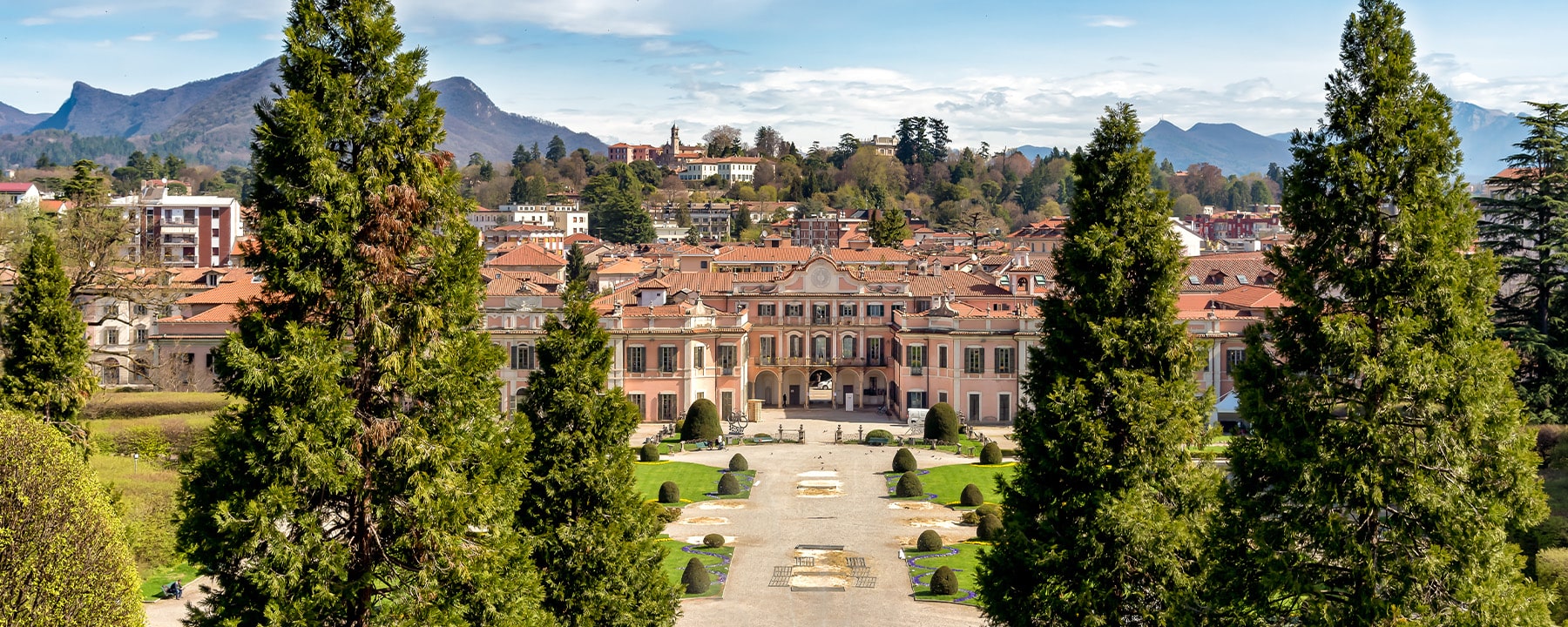 Der Palazzo Estense in Varese, auch als „Versailles von Mailand“ bekannt, ist ein prächtiger Barockpalast aus dem 18. Jahrhundert, umgeben von weitläufigen, kunstvoll gestalteten Gärten