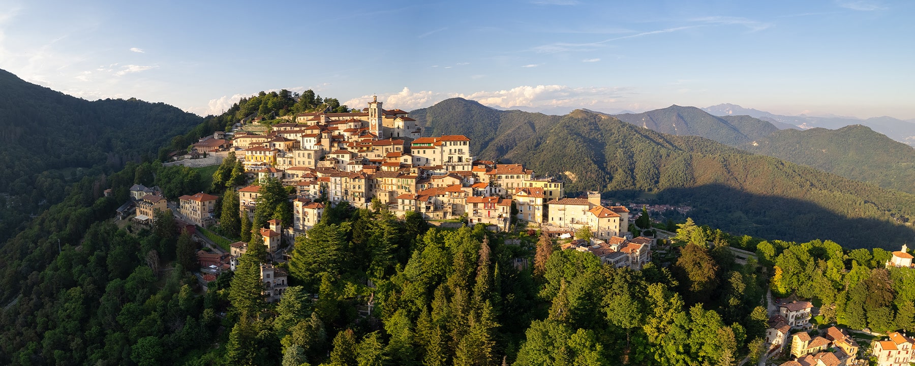 Varese liegt am Fuße des Sacro Monte, einem bedeutenden Wallfahrtsort und UNESCO-Welterbe, der durch seine 14 Kapellen und die beeindruckende Aussicht über die lombardische Landschaft besticht