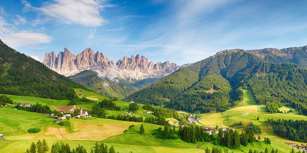 Die Dolomiten sind eine majestätische Gebirgskette, bekannt für ihre dramatischen Felsformationen, malerischen Täler und eine Vielzahl von Outdoor-Aktivitäten