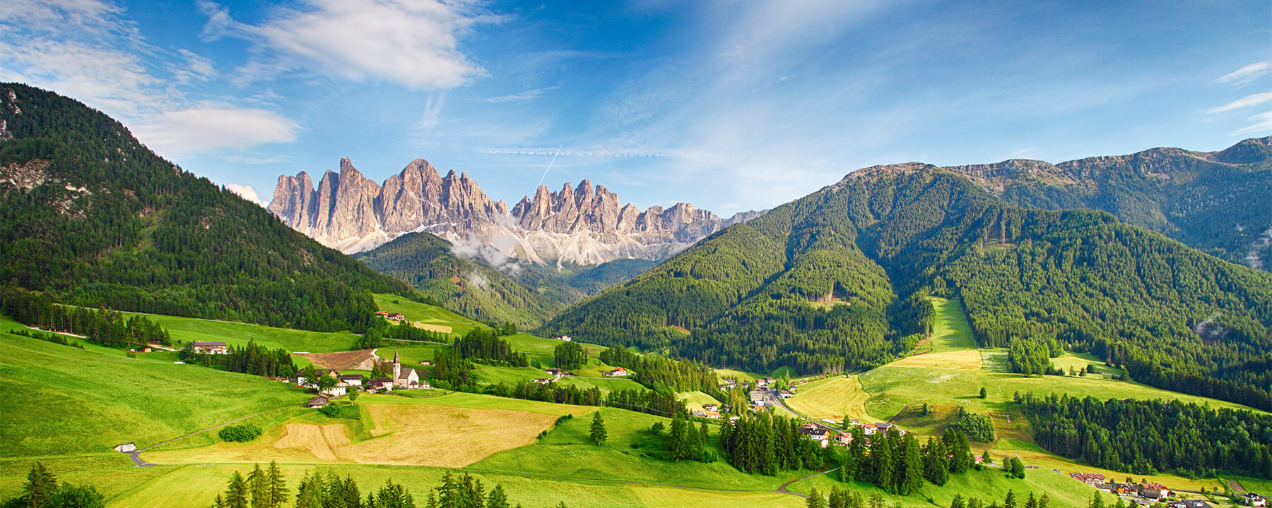 Die Dolomiten sind eine majestätische Gebirgskette, bekannt für ihre dramatischen Felsformationen, malerischen Täler und eine Vielzahl von Outdoor-Aktivitäten