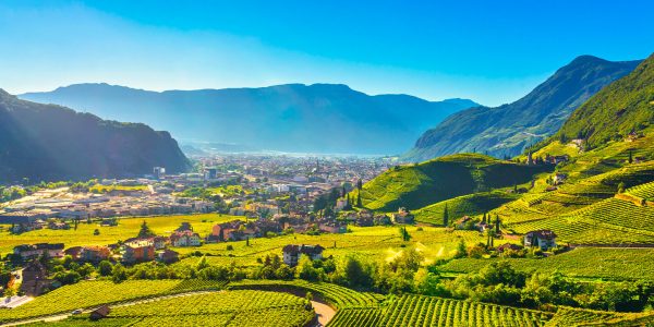 Bozen liegt eingebettet zwischen Weinbergen und beeindruckenden Berglandschaften und ist bekannt für ihre kulturelle Vielfalt und historische Altstadt