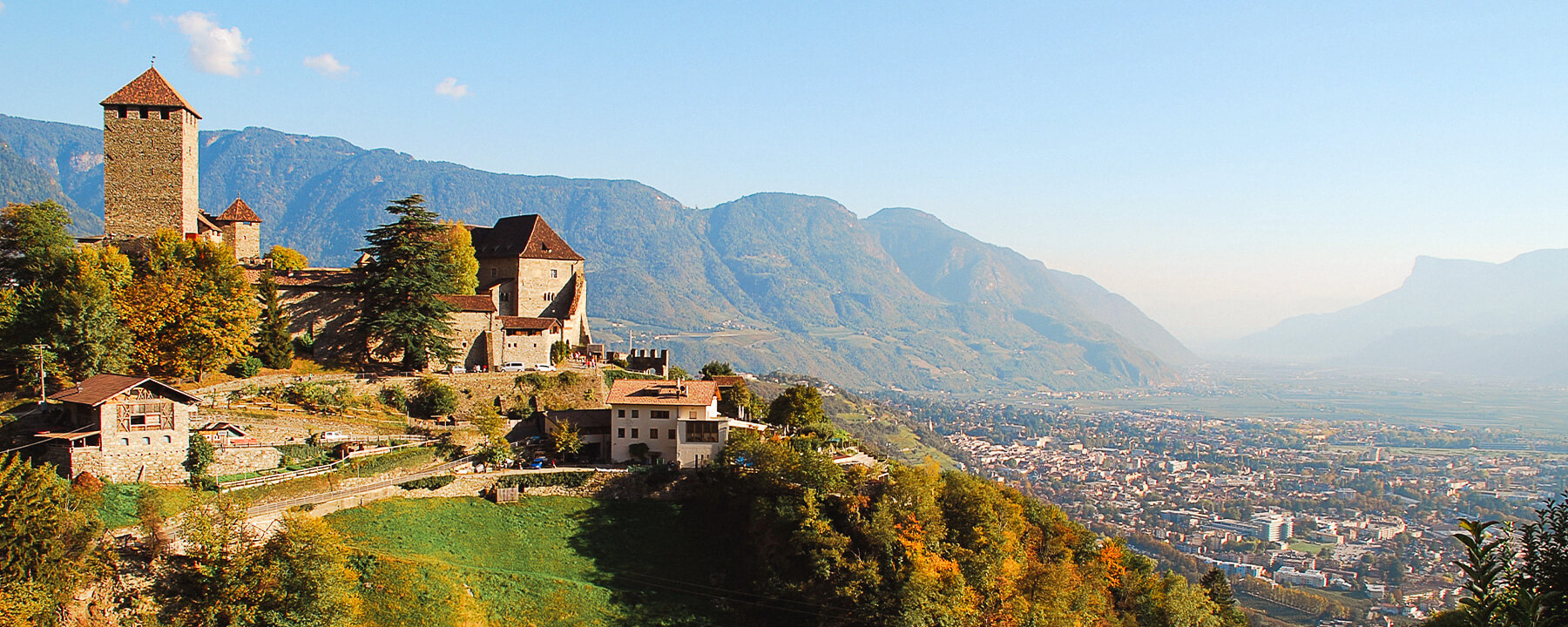 Schloss Tirol ist ein beeindruckendes historisches Wahrzeichen Südtirols, das tief in die Geschichte der Region eintaucht und atemberaubende Ausblicke auf das Etschtal bietet