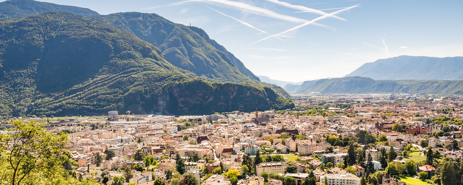 Bozen liegt im Herzen Südtirols, eingebettet zwischen sanften Weinbergen und steilen Dolomitengipfeln, wo italienisches Flair auf alpenländische Tradition trifft