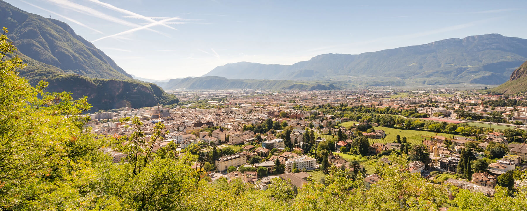 Bozen liegt im Herzen Südtirols, eingebettet zwischen sanften Weinbergen und steilen Dolomitengipfeln, wo italienisches Flair auf alpenländische Tradition trifft