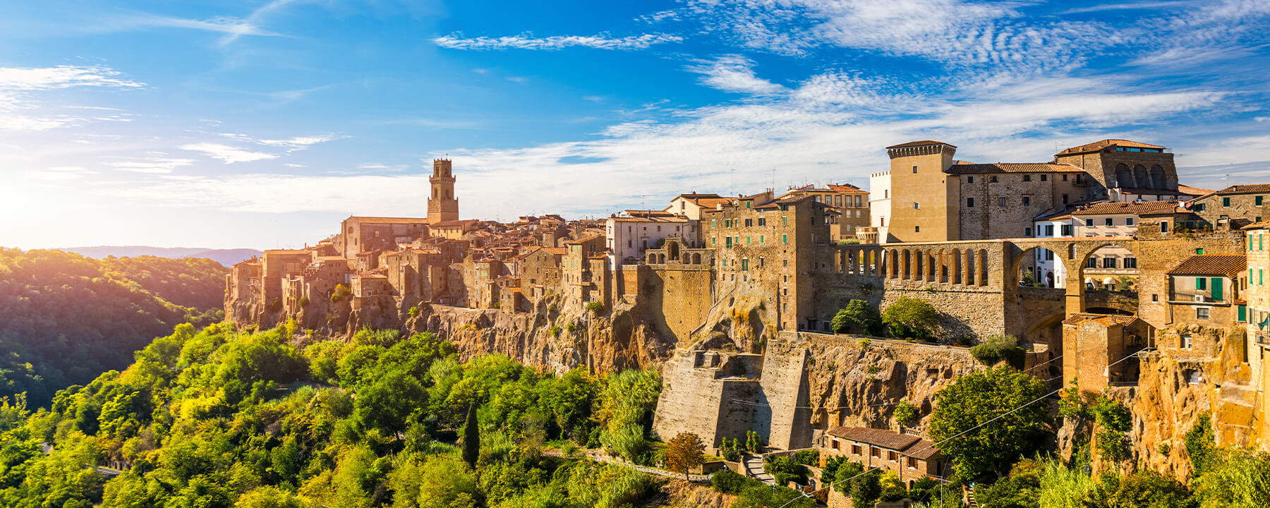 Pitigliano im Süden der Toskana beeindruckt mit seiner spektakulären Lage auf einem Tuffsteinfelsen und seiner gut erhaltenen Altstadt