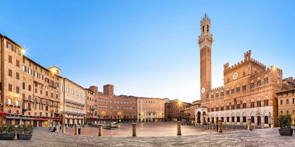 Siena ist bekannt für ihre gut erhaltene mittelalterliche Architektur, die beeindruckende Piazza del Campo und den prachtvollen Dom, sowie für das berühmte Pferderennen Palio, das zweimal jährlich Tausende von Besuchern anzieht