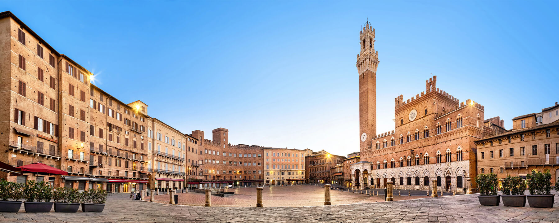 Siena ist bekannt für ihre gut erhaltene mittelalterliche Architektur, die beeindruckende Piazza del Campo und den prachtvollen Dom, sowie für das berühmte Pferderennen Palio, das zweimal jährlich Tausende von Besuchern anzieht