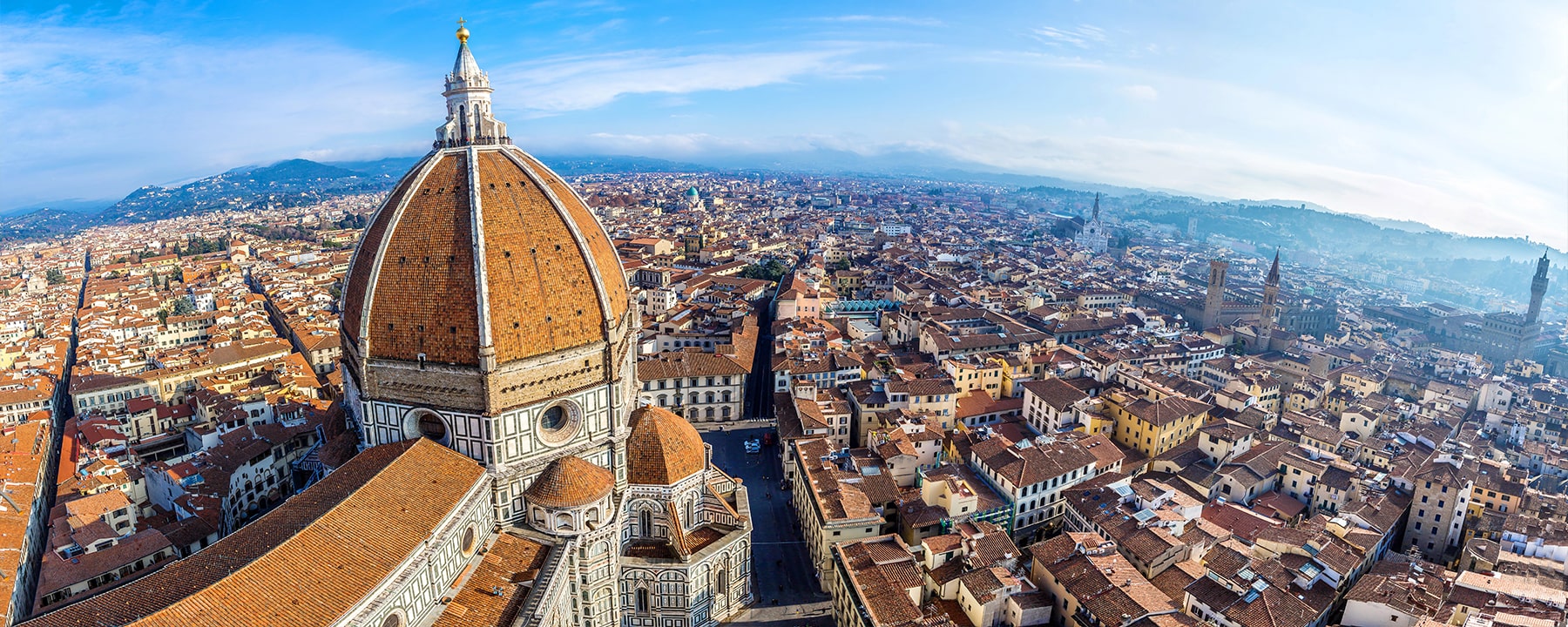 Florenz ist die Hauptstadt der Toskana und gilt als Geburtsstätte der Renaissance, bekannt für ihre bedeutenden Kunstwerke, historischen Bauwerke und Museen wie die Uffizien und die Galleria dell’Accademia