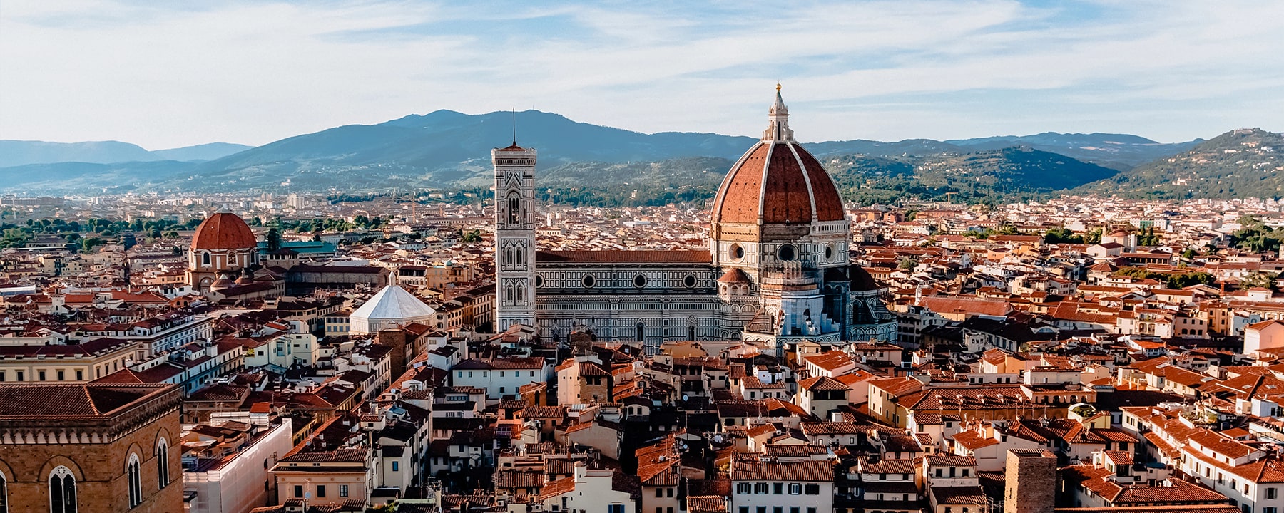 Der Dom von Florenz, Santa Maria del Fiore, mit seiner ikonischen roten Kuppel ist das Wahrzeichen der Stadt und ein Meisterwerk der Renaissance-Architektur