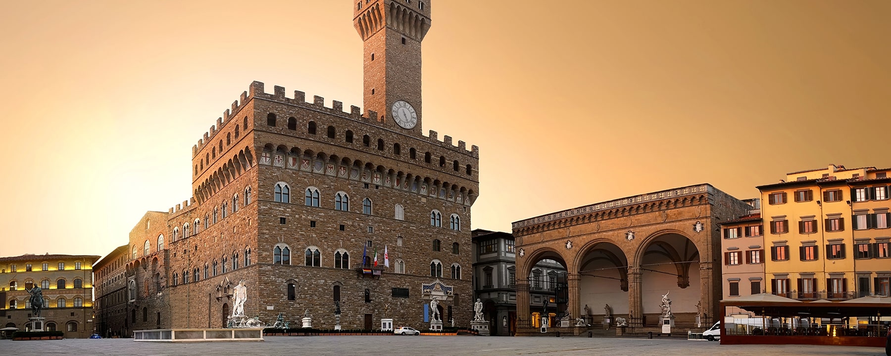 Die Altstadt von Florenz, ein UNESCO-Weltkulturerbe, beeindruckt mit ihren engen Gassen und prachtvollen Plätzen, auf denen der imposante Palazzo Vecchio als Symbol der politischen Macht der Stadt emporragt