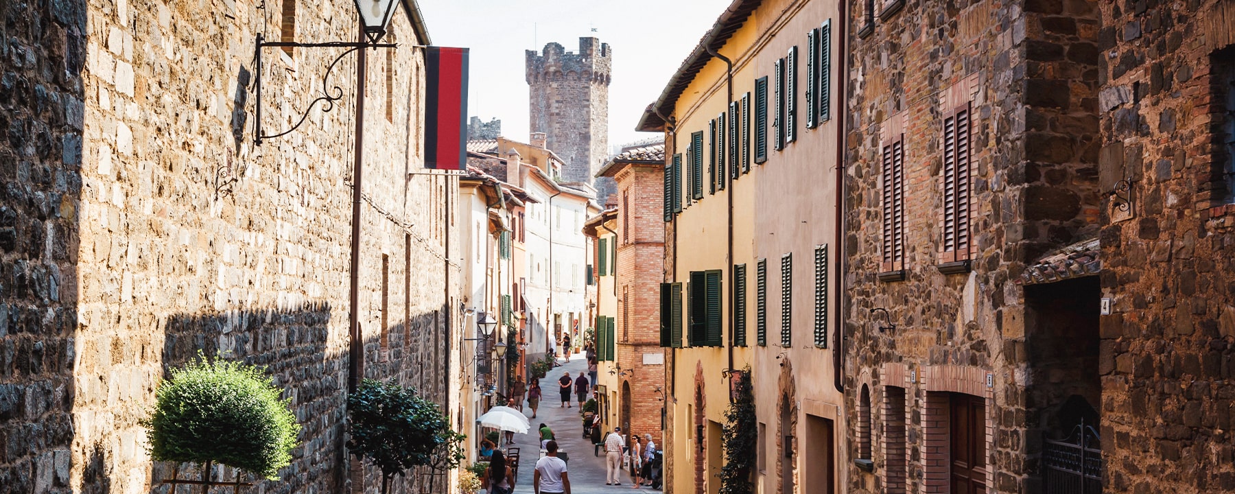 Die Altstadt von Montalcino besticht durch ihre mittelalterlichen Gassen, historischen Gebäude und charmanten Plätze, auf denen sich das Leben zwischen Cafés, Weinstuben und Handwerksläden abspielt