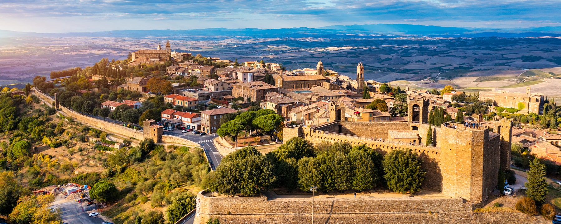 Montalcino ist eine historische Stadt im Val d’Orcia, welche für den berühmten Brunello-Wein und die charmante mittelalterliche Architektur bekannt ist