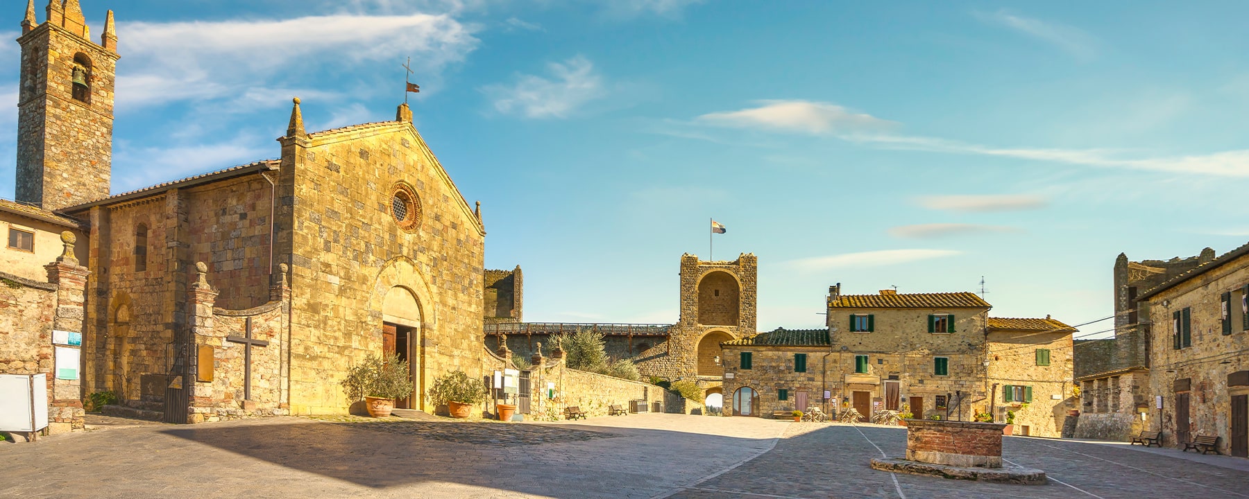 Die Altstadt von Monteriggioni, mit ihren engen Gassen, urigen Steinhäusern und charmanten Plätzen, vermittelt das Gefühl, direkt ins Mittelalter einzutauchen