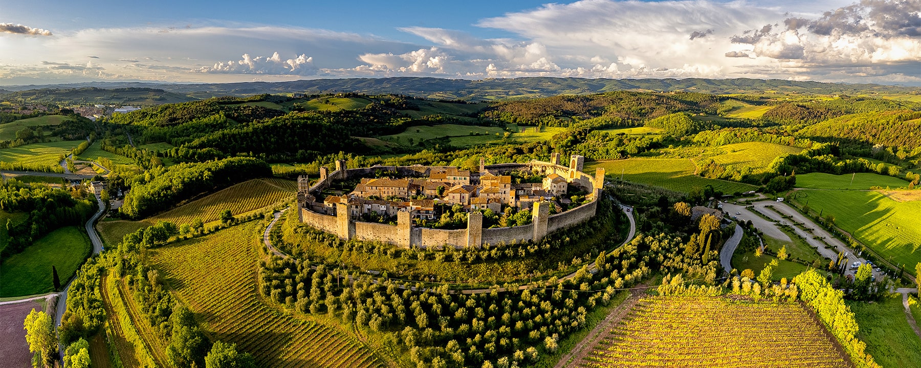 Das mittelalterliche Dorf Monteriggioni besticht durch seine vollständig erhaltene Ringmauer mit 14 Wachtürmen, die es wie eine uneinnehmbare Festung erscheinen lässt