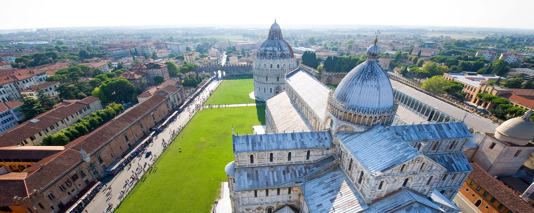 Der Platz vor dem Schiefen Turm, die Piazza dei Miracoli, beherbergt neben dem berühmten Glockenturm auch den prächtigen Dom, das Baptisterium und den monumentalen Friedhof Camposanto