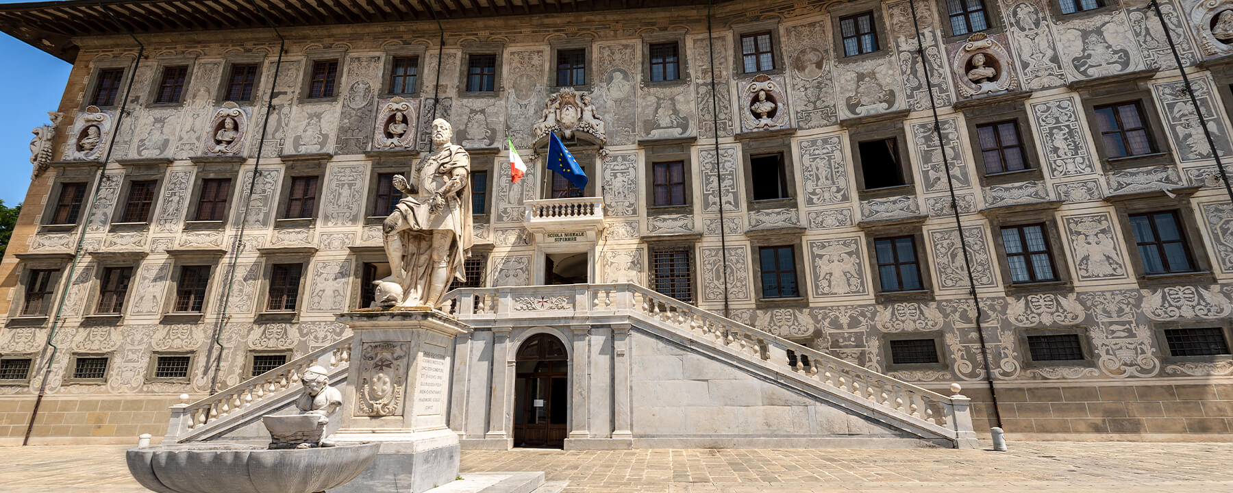 Der Piazza dei Cavalieri wird heute von der prestigeträchtigen Scuola Normale Superiore dominiert, einem Universitätsgebäude mit kunstvoller Fassade, das von Giorgio Vasari im 16. Jahrhundert gestaltet wurde