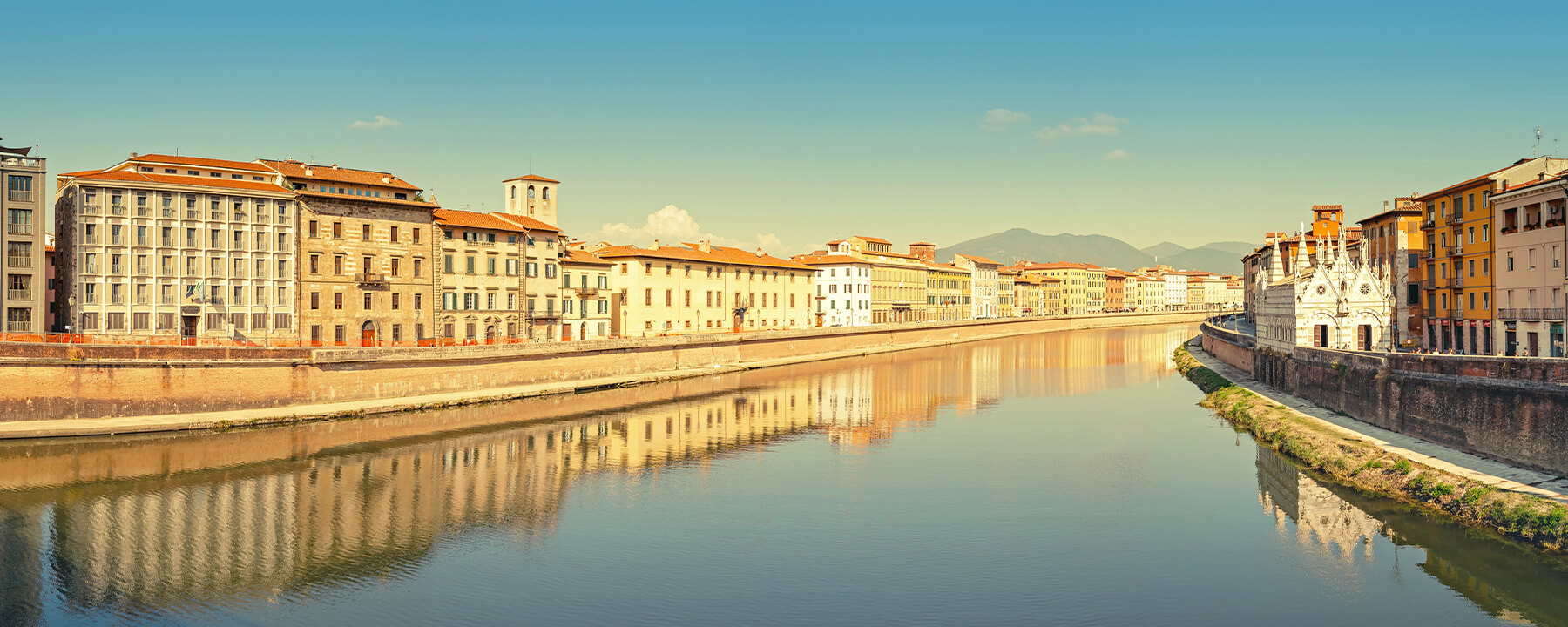 Der Arno durchzieht Pisa und prägt das Stadtbild mit seinen eleganten Uferpromenaden, den "Lungarni", die von historischen Gebäuden gesäumt sind und eine ruhige Atmosphäre bieten