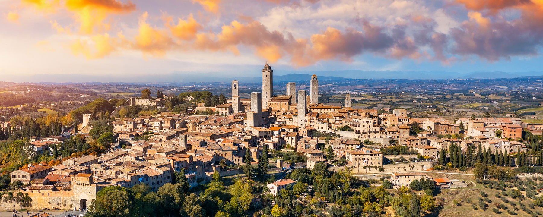 San Gimignano ist bekannt als die "Stadt der Türme" und beeindruckt mit seinen gut erhaltenen mittelalterlichen Geschlechtertürmen, die über die hügelige toskanische Landschaft ragen