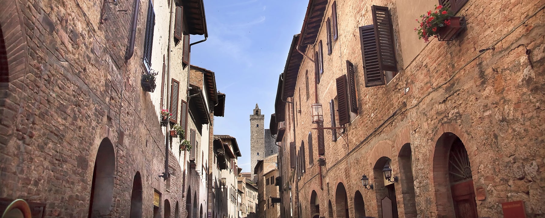 Der Torre Grossa, der höchste Turm von San Gimignano, ragt mit seinen 54 Metern über die Stadt und bietet von seiner Spitze aus einen beeindruckenden Blick über die toskanische Landschaft und die mittelalterlichen Gebäude der Stadt