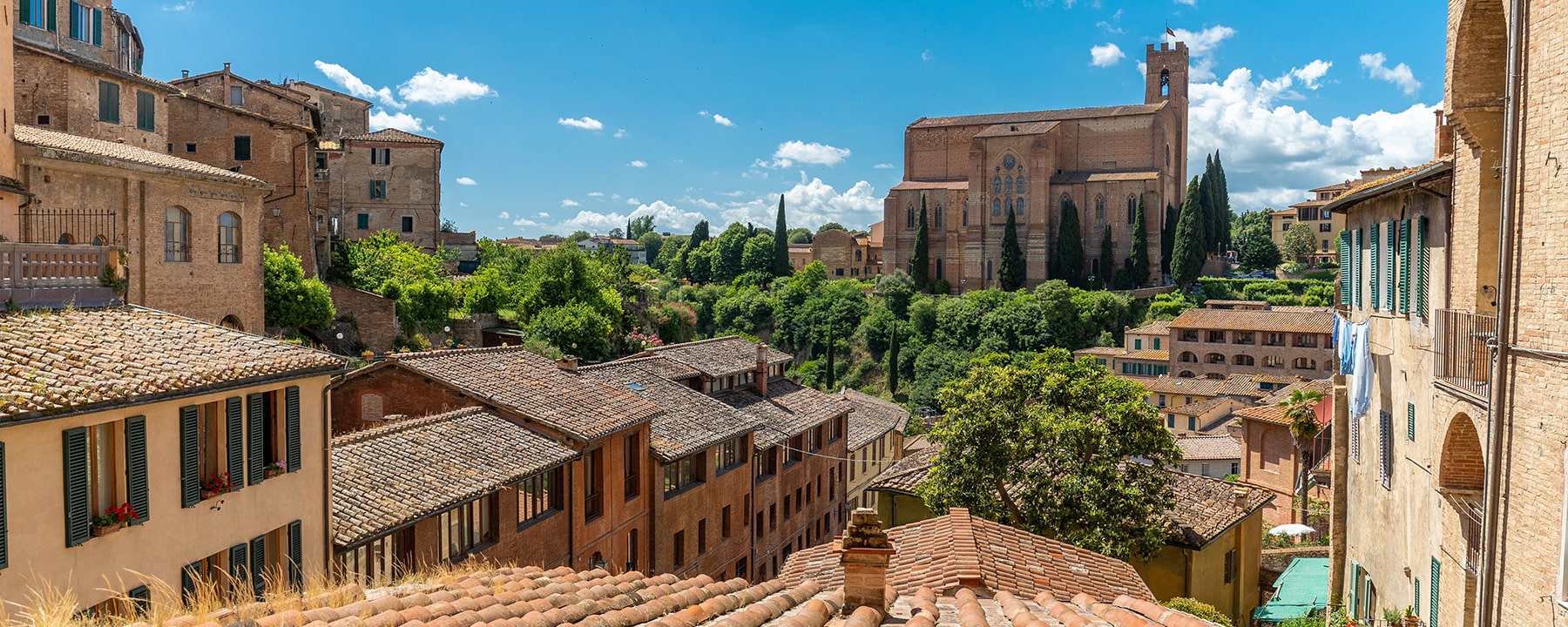 Die Basilica di San Domenico in Siena, eine imposante gotische Kirche, beherbergt bedeutende Reliquien der Heiligen Katharina von Siena und ist ein wichtiges spirituelles Zentrum der Stadt