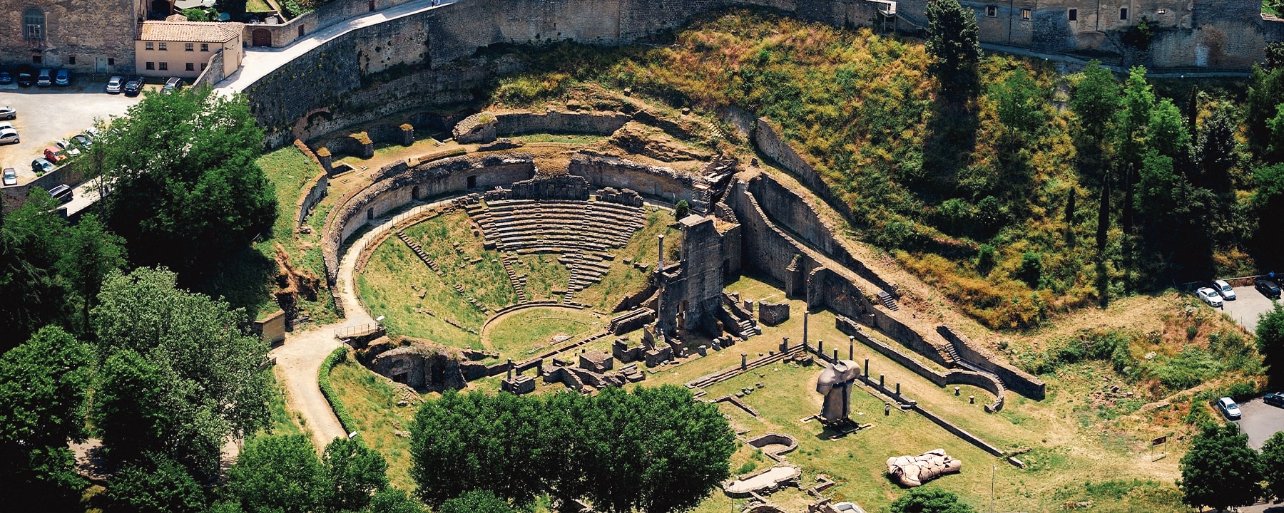 Das römische Amphitheater von Volterra, das im 1. Jahrhundert v. Chr. erbaut wurde, zählt zu den bedeutendsten archäologischen Stätten der Stadt und beeindruckt mit seinen gut erhaltenen Sitzreihen, die einst bis zu 1.700 Zuschauern Platz boten