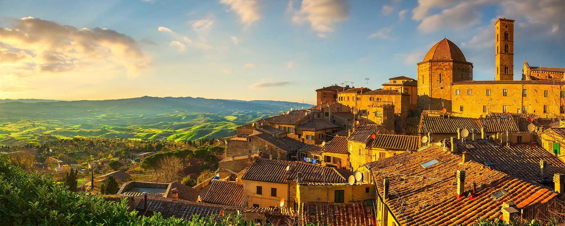 Volterra, eine auf einem Hügel gelegene Stadt in der Toskana, ist bekannt für ihre etruskischen Wurzeln, gut erhaltenen Stadtmauern und die lange Tradition der Alabasterverarbeitung