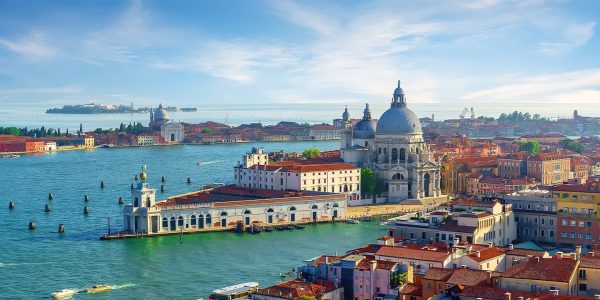 Venedig verzaubert mit seinen romantischen Kanälen, historischen Palästen und beeindruckenden Brücken. Die einzigartige Lage auf über 100 Inseln macht die Stadt zu einem faszinierenden Labyrinth aus Wasserstraßen und Gassen.