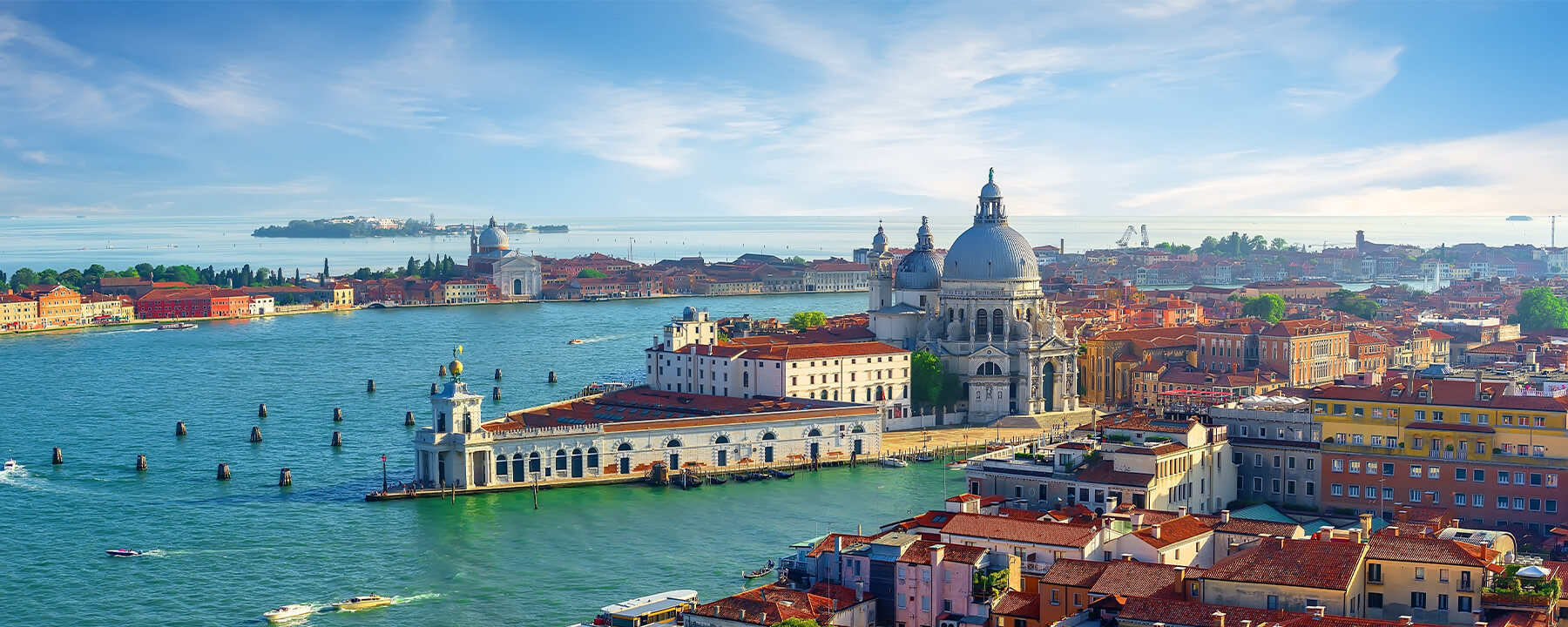 Venedig verzaubert mit seinen romantischen Kanälen, historischen Palästen und beeindruckenden Brücken. Die einzigartige Lage auf über 100 Inseln macht die Stadt zu einem faszinierenden Labyrinth aus Wasserstraßen und Gassen.