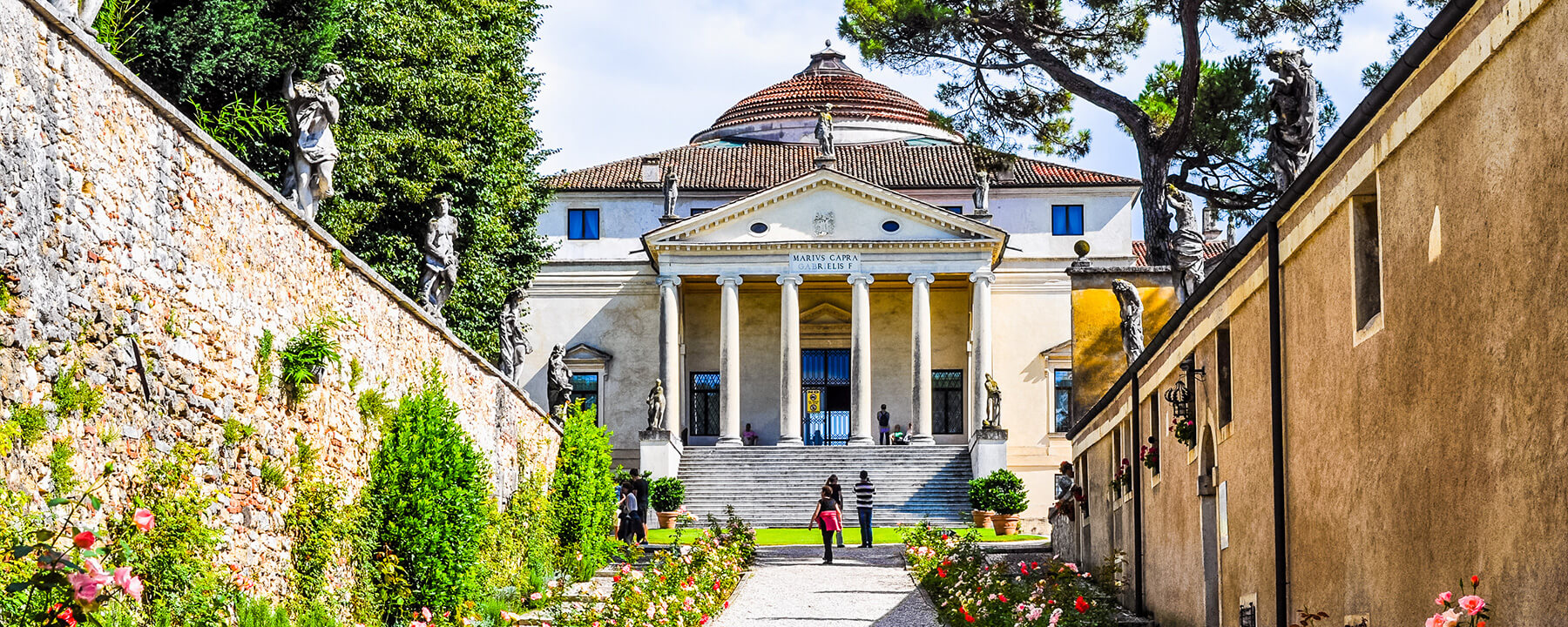 Die Villa La Rotonda in der Nähe von Vicenza ist ein Symbol der Renaissance und besticht durch ihre symmetrische Gestaltung, ihre elegante Kuppel und ihre harmonische Einbettung in die umgebende Landschaft