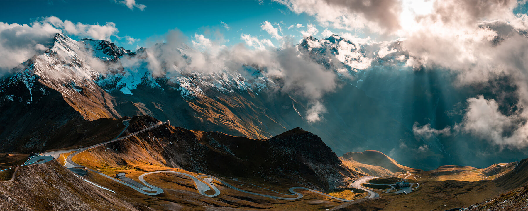 Der Großglockner, der höchste Berg Österreichs, ragt majestätisch 3.798 Meter in die Höhe und ist über die Serpentinen der Großglockner-Hochalpenstraße befahrbar