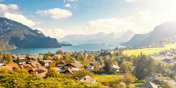 Kärnten überzeugt durch malerische Landschaften und idyllische Seen, wobei der Wolfgangsee mit kristallklarem Wasser und sanften Hügeln ideale Bedingungen für Wanderungen und Entspannung bietet