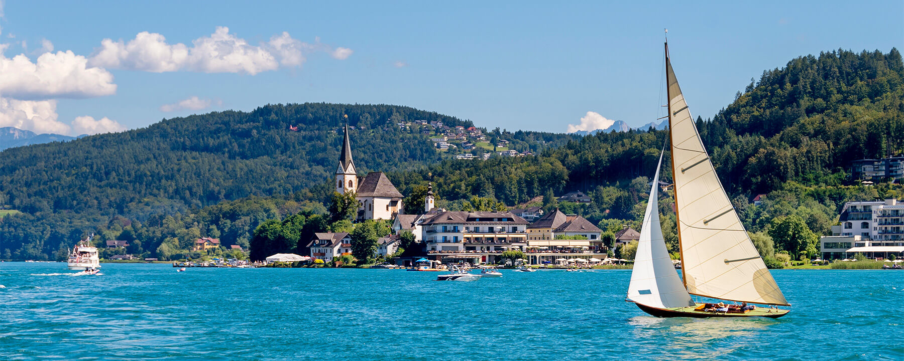 Das Dorf Maria Wörth liegt auf einer kleinen Halbinsel im Wörthersee und ist mit der historischen Kirche ein beliebtes Ausflugsziel